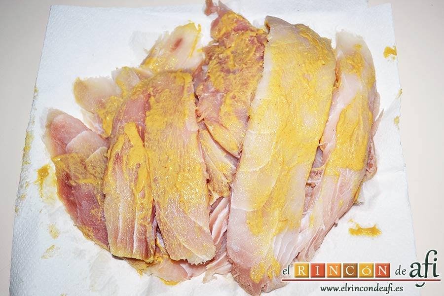 Filetes de corvina con costra de parmesano, untar con mostaza de Dijon