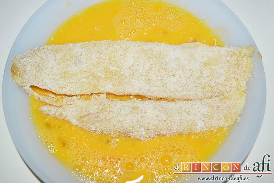Filetes de corvina con costra de parmesano, pasar los filetes por huevo batido y por la mezcla de pan y queso parmesano rallados