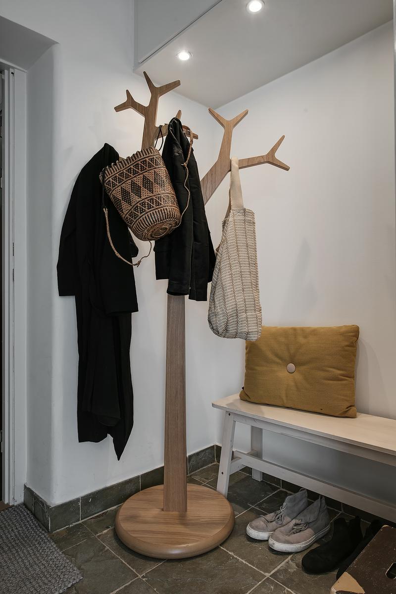 Decorar_con_armonía_un_mini_piso_detalle-perchero-02