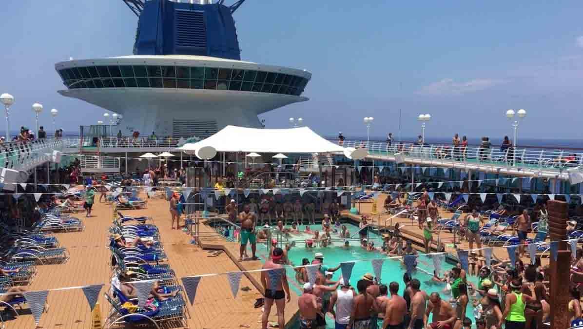 Aglomeraciones en la piscina del crucero