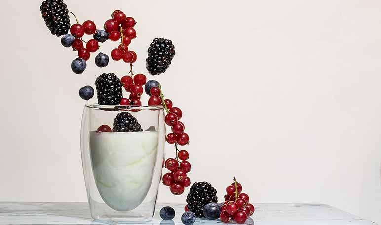 Beneficios del yogur para las personas con problemas para digerir la lactosa