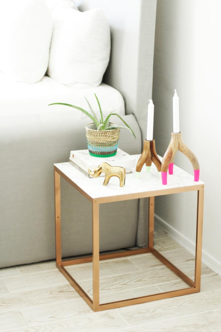 5_Ikea_hacks_para_renovar_la_decoración_de_tu_casa_complementos decorativos_DIY_decoración_mesa_auxiliar