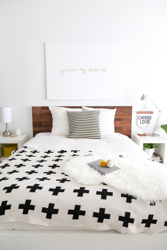 5_Ikea_hacks_para_renovar_la_decoración_de_tu_casa_complementos decorativos_DIY_decoración_cabecero_madera