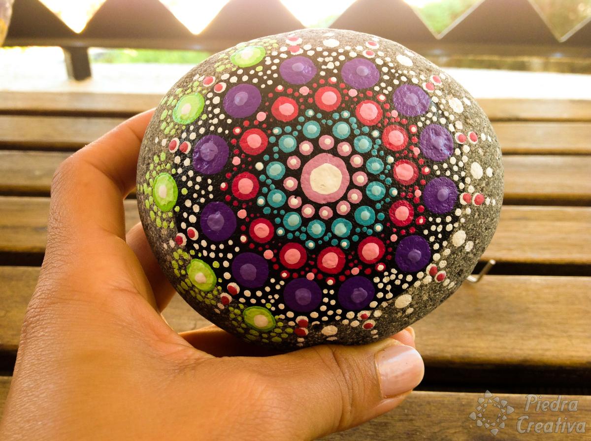 Mandala en piedras pintadas la alegría de PiedraCreativa