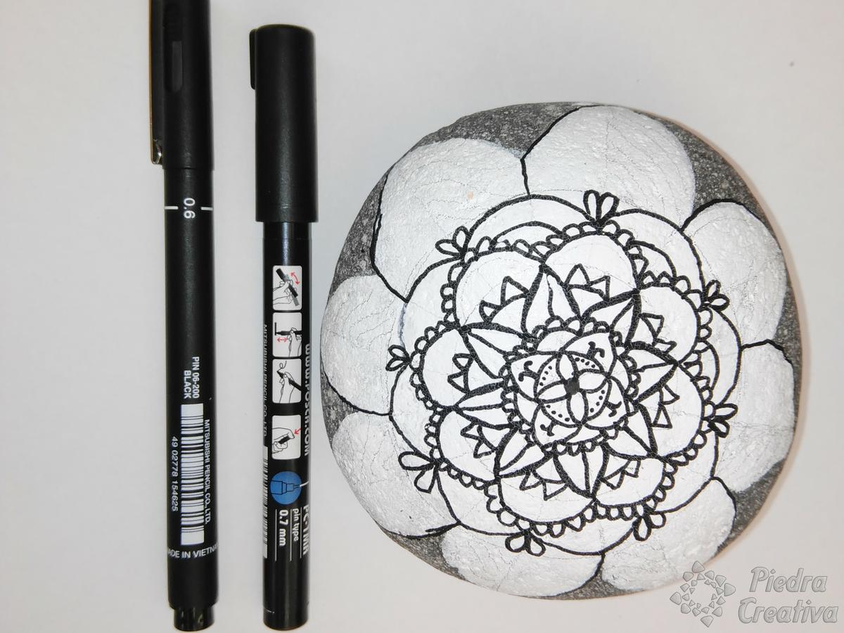 Piedra mandala con rotulador negro en blanco y negro