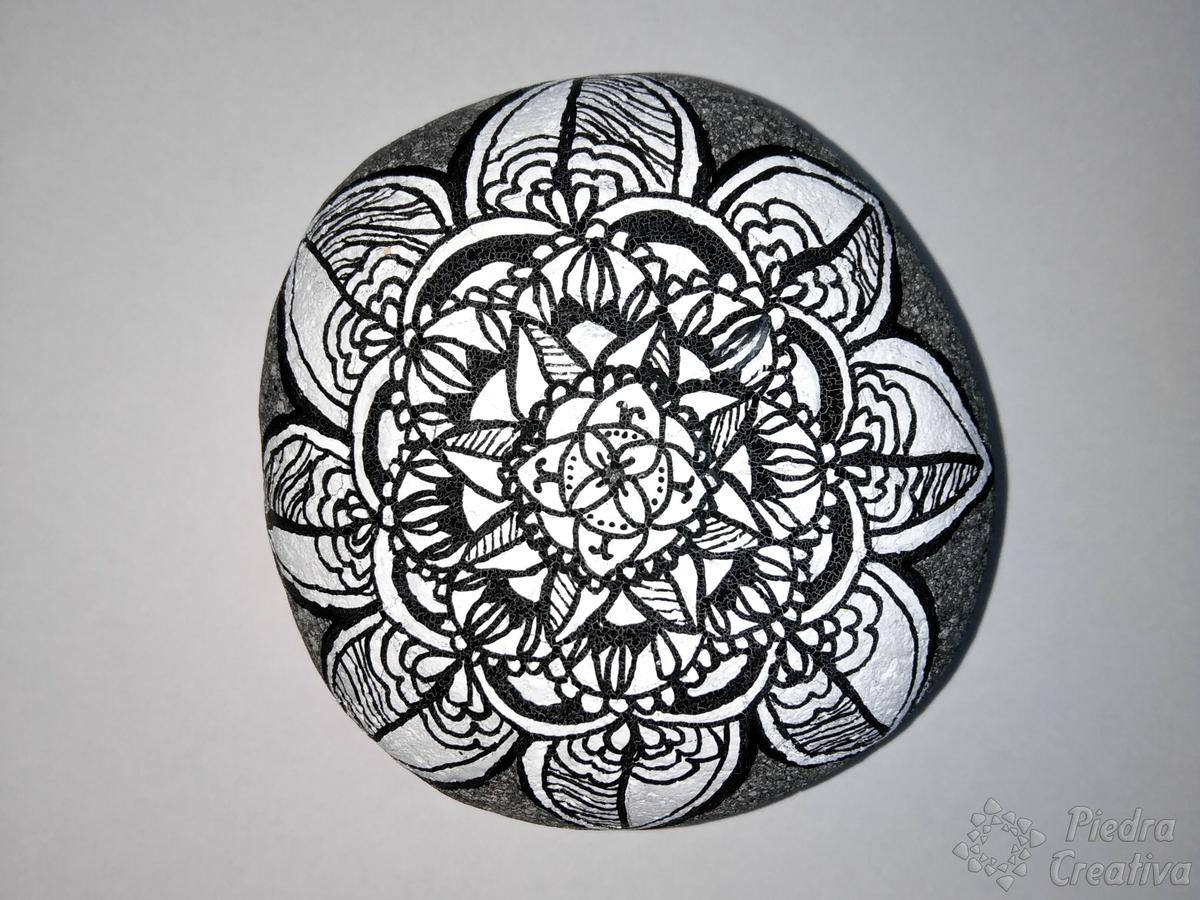 Manualidad piedra pintada en blanco y negro de mandala