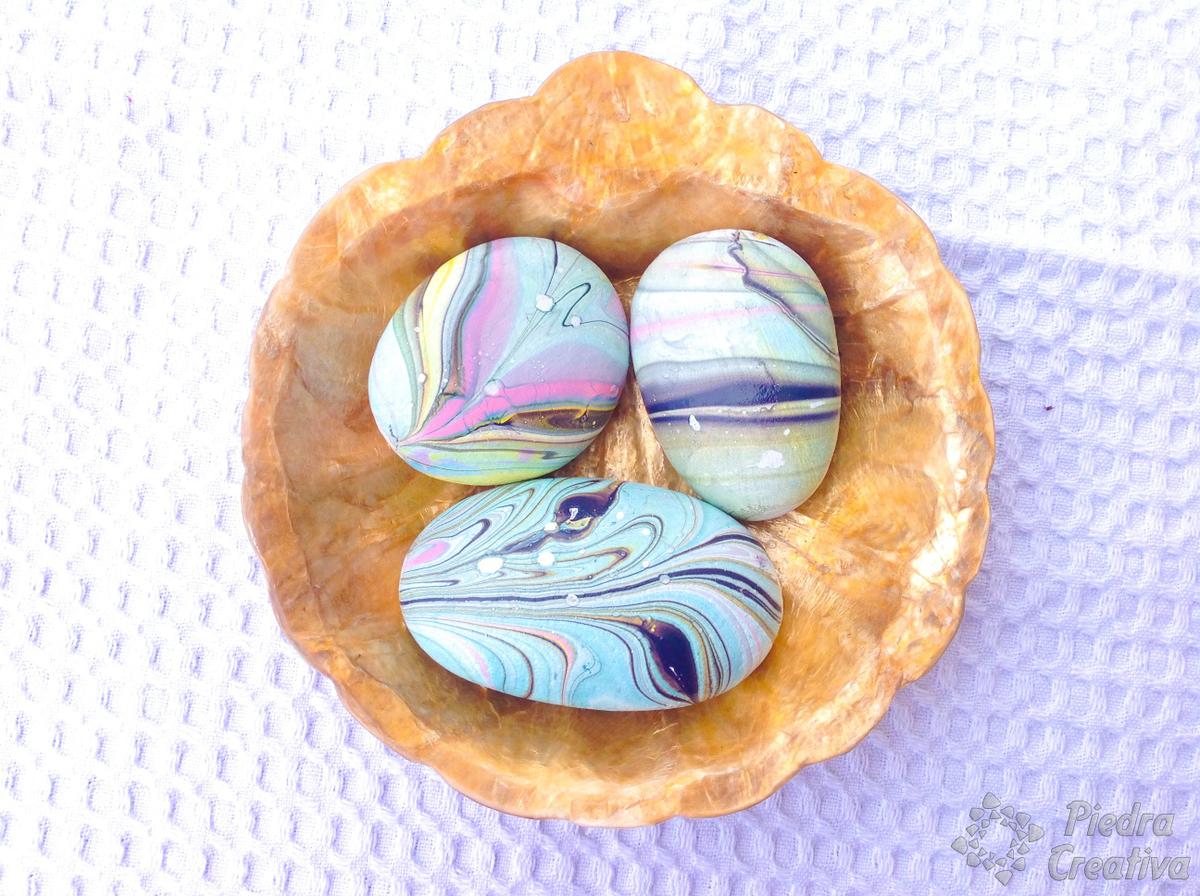 Piedras pintadas con esmalte de colores