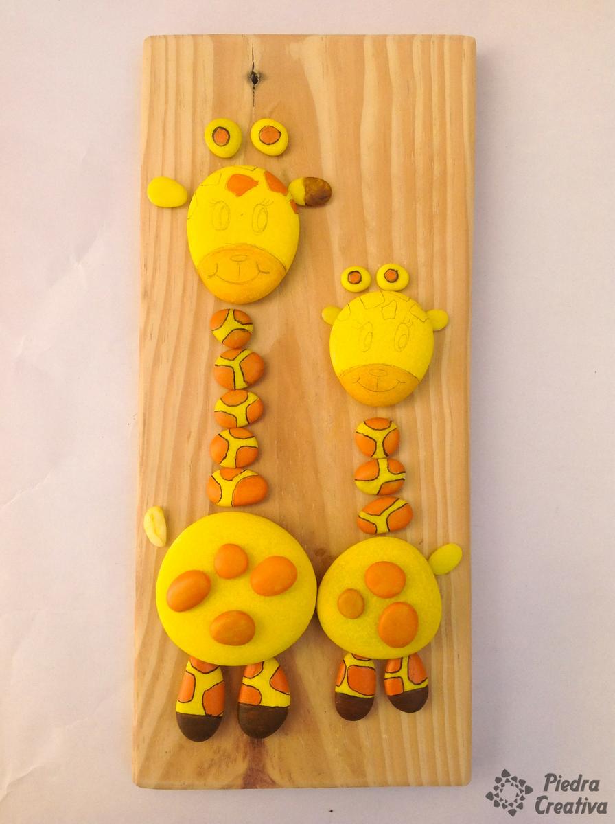 Dibujando cada jirafa en piedra