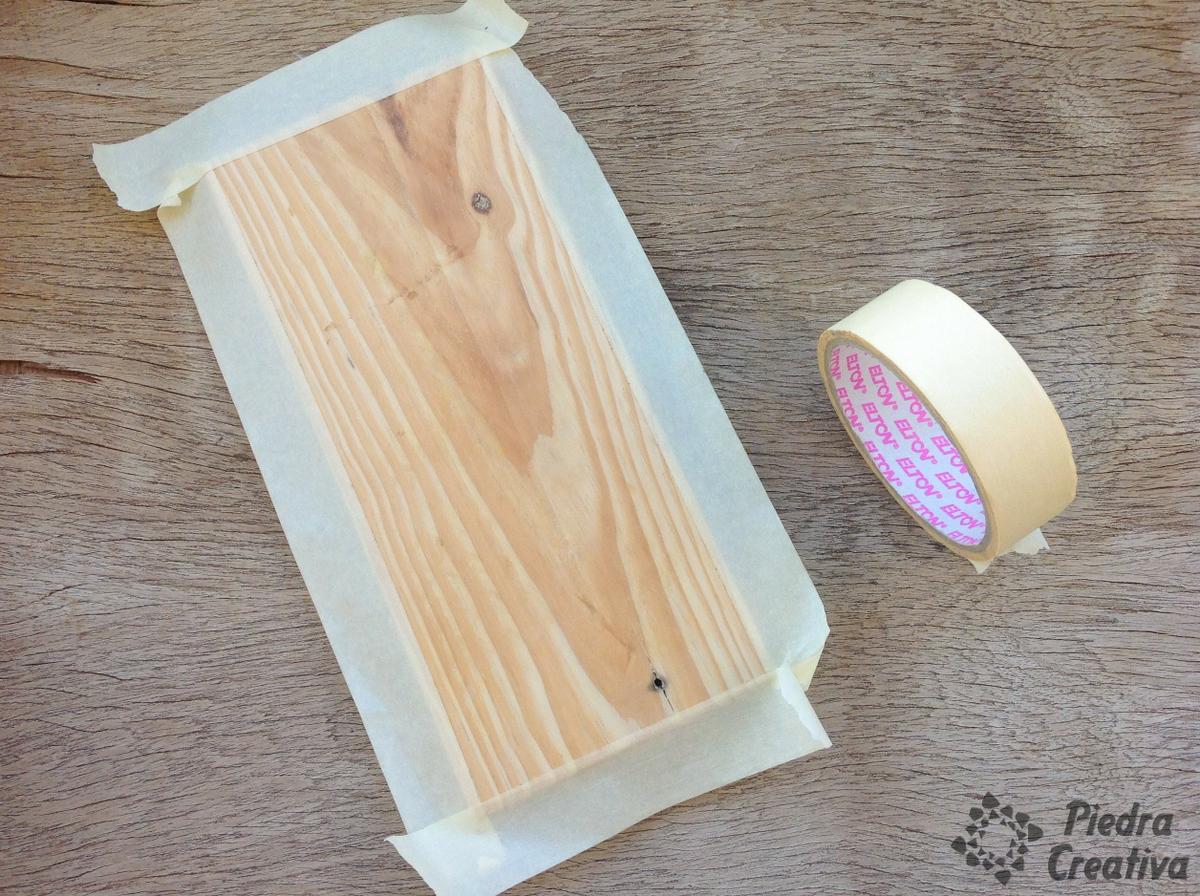 Usando la cinta de carrocero para esta DIY