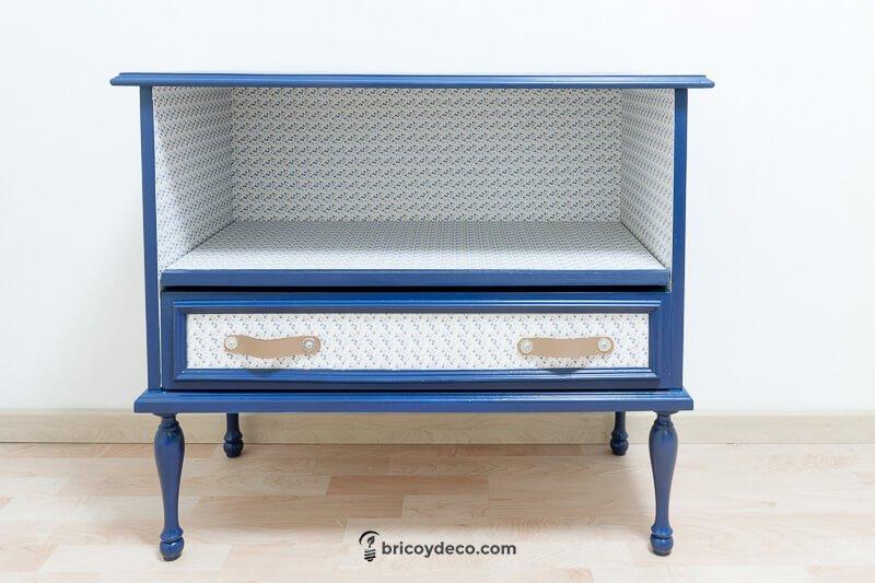 después de restaurar un mueble viejo