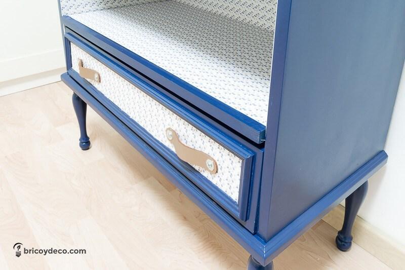 después de restaurar un mueble viejo