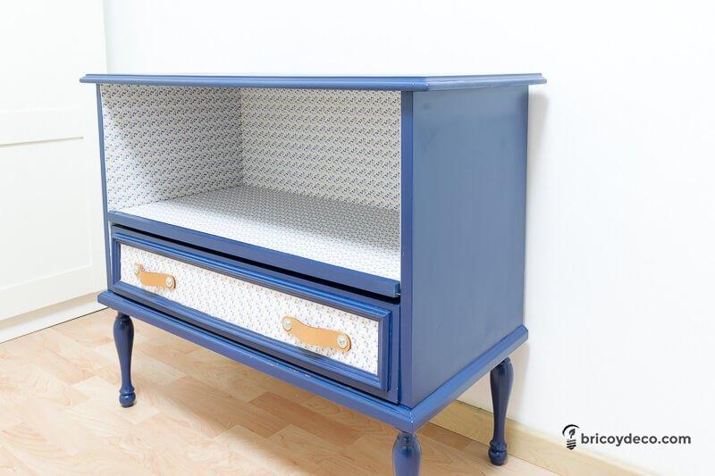 después de restaurar un mueble viejo