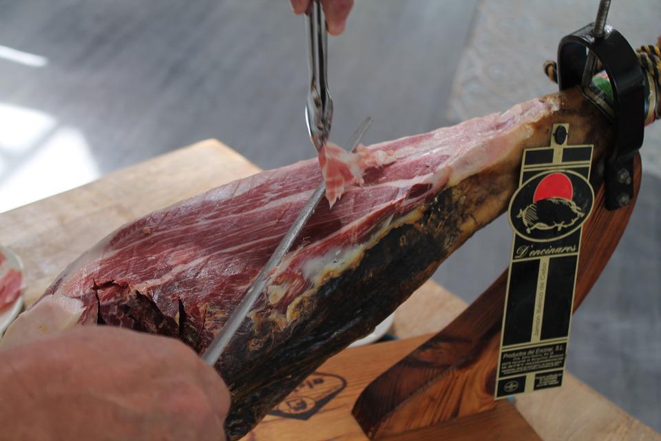 Cuando te preguntas qué jamonero comprar, la facilidad de cortar y lonchar jamón es una de las características más importantes para decidir los tipos de jamoneros a adquirir.