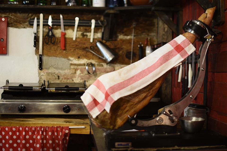 Los distintos tipos de jamoneros se distinguen por el tipo de agarre del jamón, el movimiento que ofrecen, la estabilidad y la posición en la que se puede poner la pieza o pata de jamón.