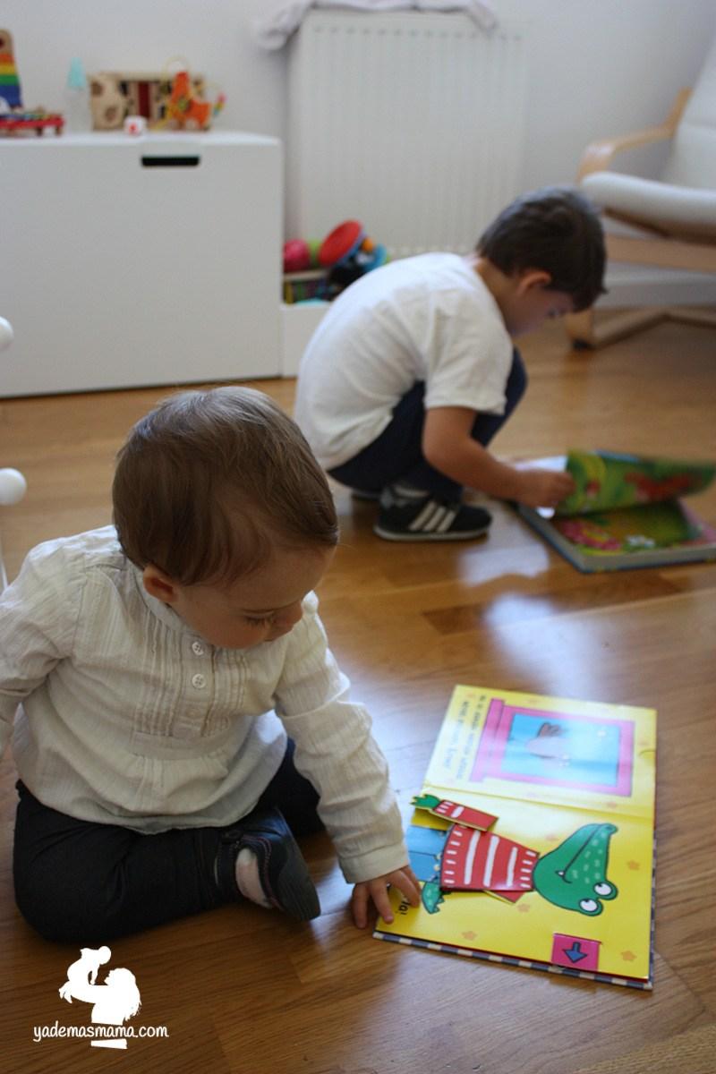 niño bebé lectores leyendo