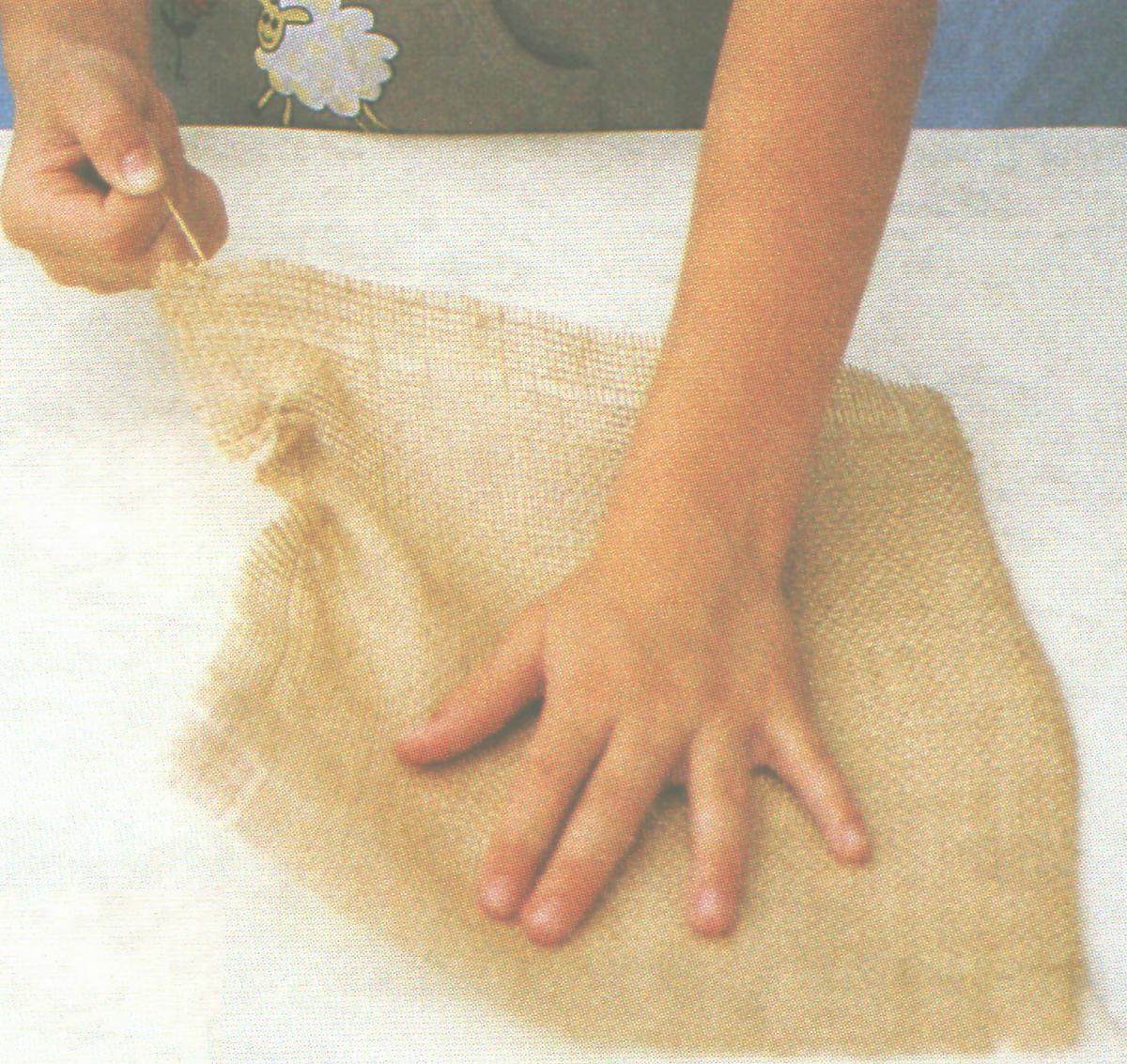 paso 1 para elaborar un tapete arpillera