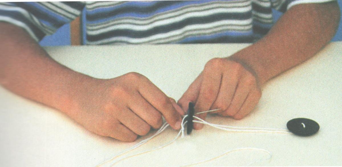 Paso 3 para elaborar un yoyo con botones