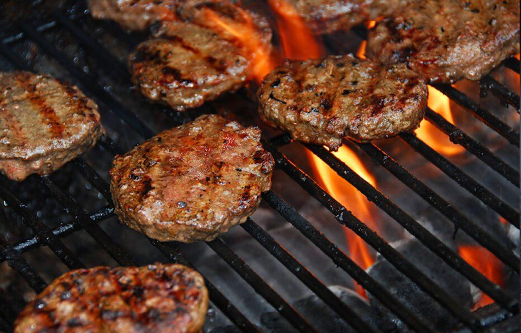 hamburguesas a la parrilla para catering barbacoa madrid ofrecido por Brasas y Sabores