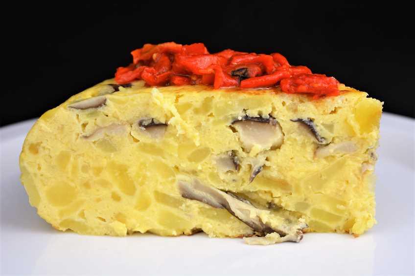 Tortilla de patata con setas y alegrías riojanas