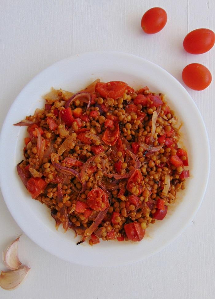 ensalada de lentejas con tomate y ajo asados