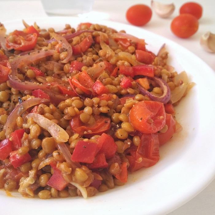 Ensalada de lentejas con tomate y ajo asados