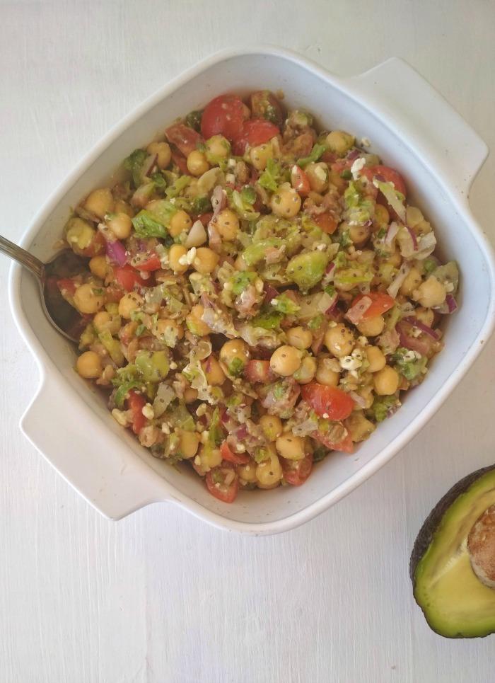 ensalada de garbanzos con aguacate