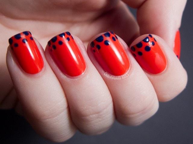 Uñas con puntos