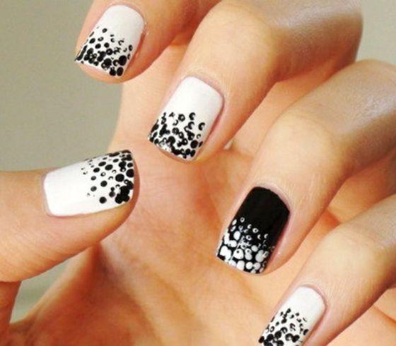 Negro y blanco uñas