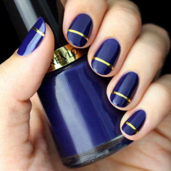 Uñas azules fáciles con cintillas