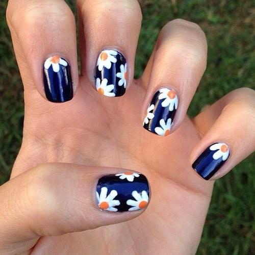Uñas con flores blancas fáciles