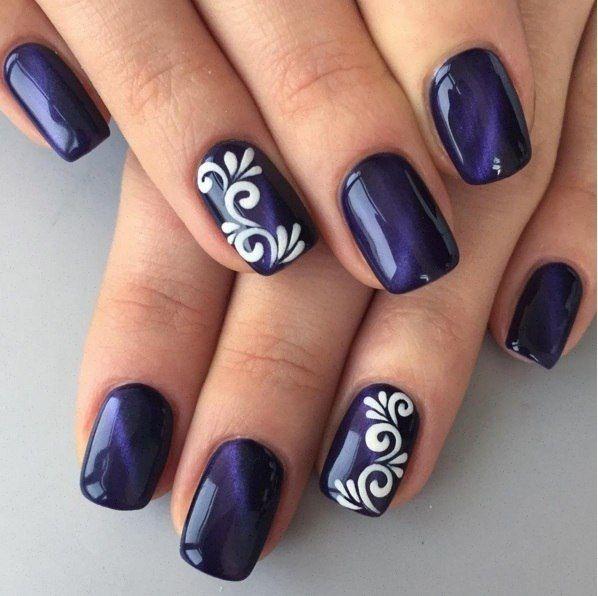 esmalte magnético violeta y arabescos blancos