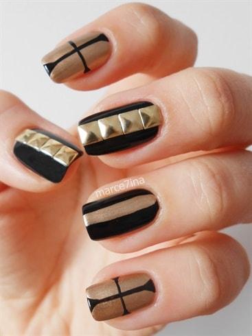 Uñas negro y dorado con tachuelas