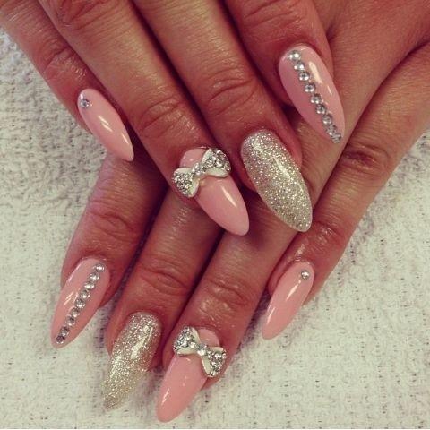 Uñas rosa con glitter y dije de moño