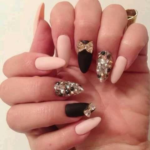 Uñas negro y nude con dije de moño