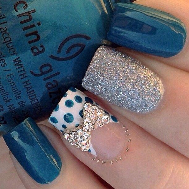 uñas azules con glitter y dije de moño