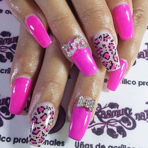 Uñas fuscia y animal print con dije de moño