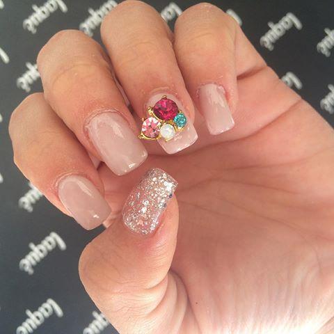 Uñas nude con dije de colores