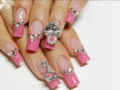 Uñas con dije de candado y llave