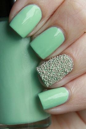 Uñas verde con caviar