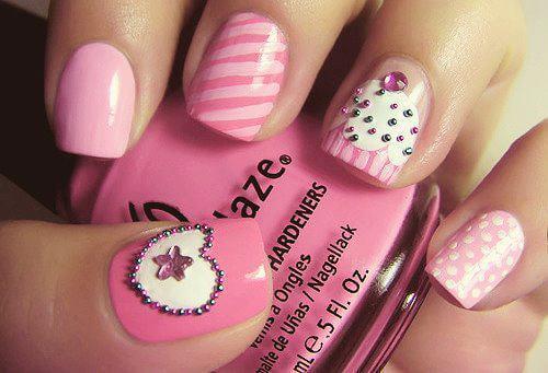 Uñas rosa con diseño en caviar