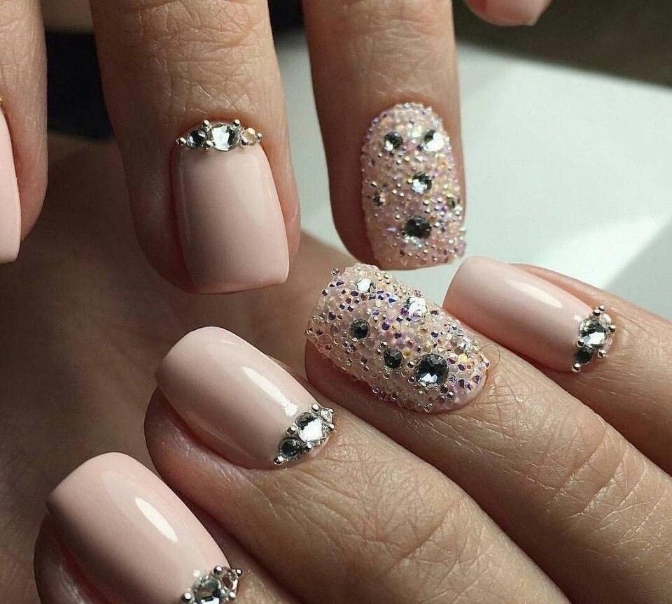 Uñas nude con cristales y caviar