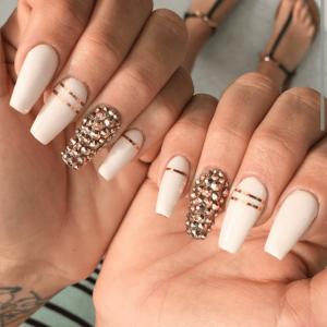 Uñas beige con cristales y cintas