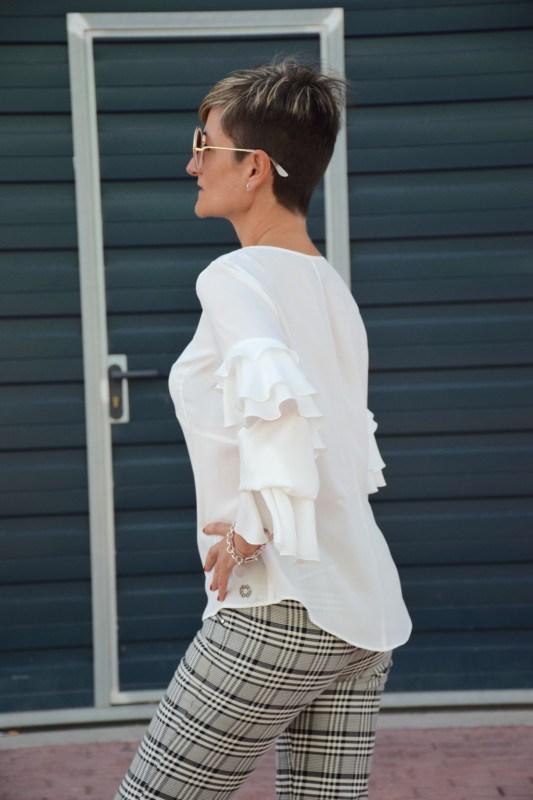 look con blusa de volantes