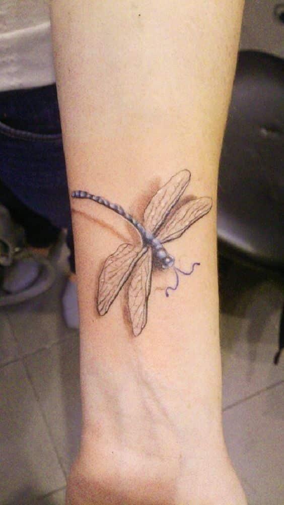 tatuajes de libelulas para hombres 7 - Tatuajes de libélulas significados y diseños para mujeres y hombres