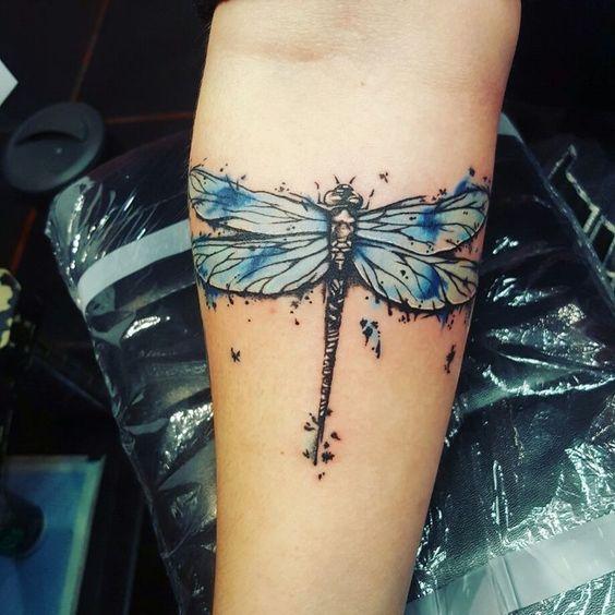 tatuajes de libelulas para hombres 5 - Tatuajes de libélulas significados y diseños para mujeres y hombres