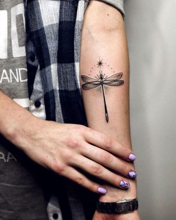 tatuajes de libelulas para hombres 4 - Tatuajes de libélulas significados y diseños para mujeres y hombres