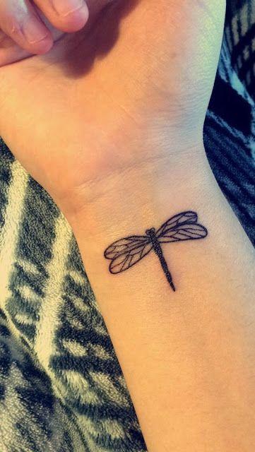 tatuajes de libelulas pequeños 7 - Tatuajes de libélulas significados y diseños para mujeres y hombres
