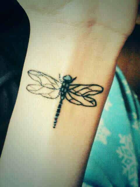 tatuajes de libelulas pequeños 5 - Tatuajes de libélulas significados y diseños para mujeres y hombres