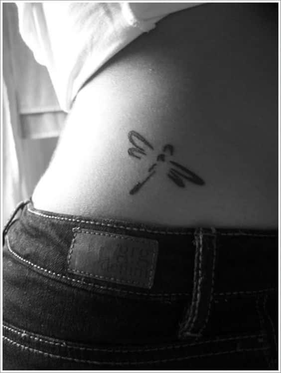 tatuajes de libelulas pequeños 3 - Tatuajes de libélulas significados y diseños para mujeres y hombres