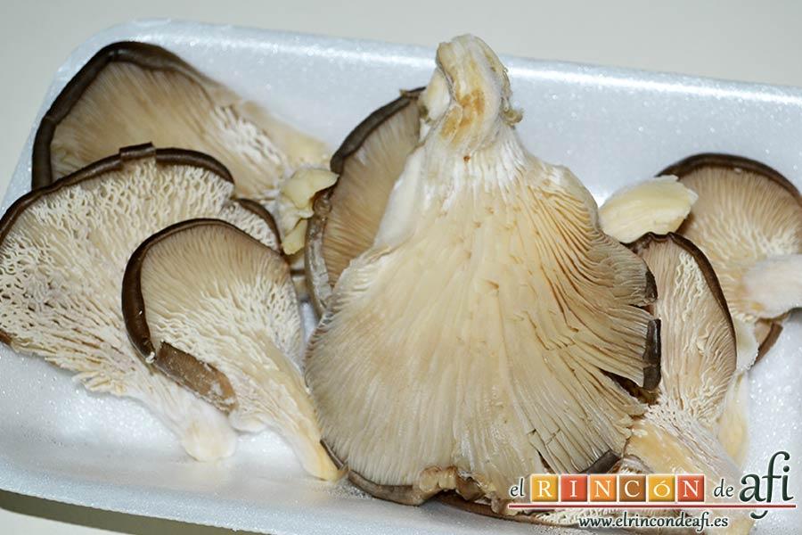 Pechugas de codornices marinadas con setas de cardo y mousse de pato, preparar las setas de cardo